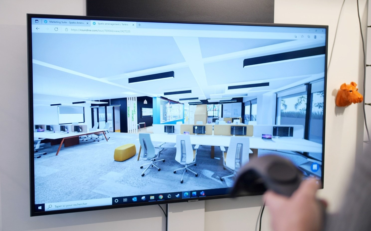 un écran de tv représentant un aménagement de bureau en réalité virtuelle